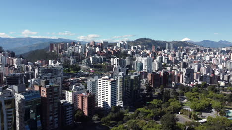 Luftaufnahme-Eines-Wohngebiets-Im-Norden-Der-Stadt-Quito