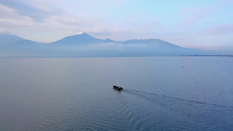 Barco-Pesquero-Asiático-De-Madera-Navegando-En-El-Lago-Por-La-Mañana---Lago-Rawa-Pening
