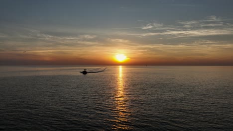 Bootsfahrer-Bei-Sonnenuntergang-In-Der-Nähe-Von-Pelican-Point-Auf-Mobile-Bay,-Alabama