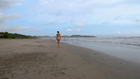 Rückansicht-Eines-Mädchens,-Das-An-Einem-Strand-In-Costa-Rica-Spazieren-Geht