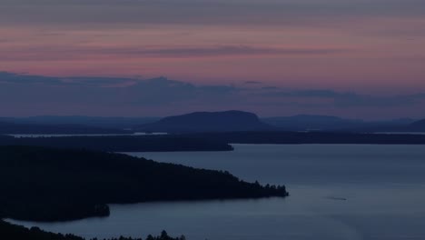 Moosehead-Lake-Während-Der-Blauen-Stunde-Landschaftsantenne