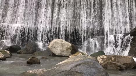 Schöner,-Ruhiger-Und-Friedlicher-Wasserfall-In-Einem-Tropischen-Regenwald