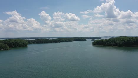 Aerial-View-of-boating-on-Lake-Lanier-in-Cumming,-Georgia