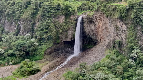 Mantel-Des-Brautwasserfalls,-Tungurahua,-Ecuador