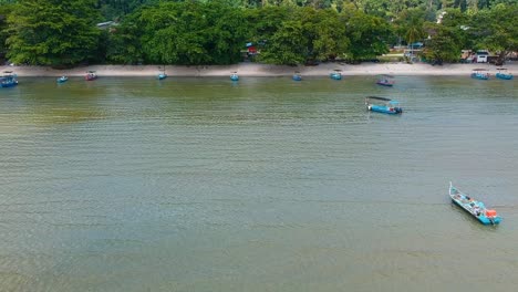 Erstellen-Einer-Luftaufnahme-Von-Fischerbooten-Und-Strand-Auf-Der-Insel-Penang-In-Malaysia