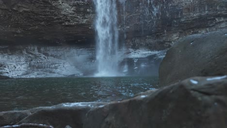 Wasserfall-Enthüllt-Während-Des-Wintermorgens-In-Georgia