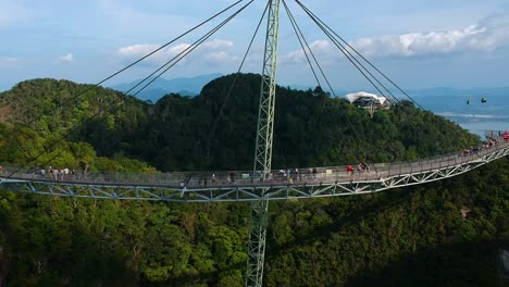 Einrichtung-Einer-Drohnenansicht-Der-Langkawi-Himmelsbrücke-Mit-Seilbahnen-Im-Hintergrund-Auf-Der-Insel-Langkawi-In-Malaysia