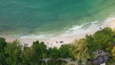 Vista-Aérea-De-Una-Hermosa-Playa-Con-Agua-Turquesa-En-Un-Resort-En-La-Isla-De-Pangkor-En-El-Oeste-De-Malasia