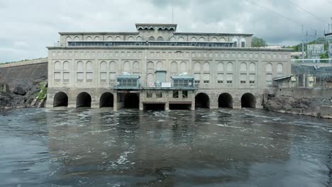 St-Croix-Falls-Dam,-hydroelectric-power-plant-generating-electricity-in-Wisconsin