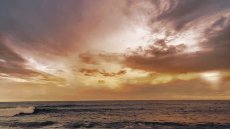 Das-Meer-Mit-Sonnenuntergangswolken