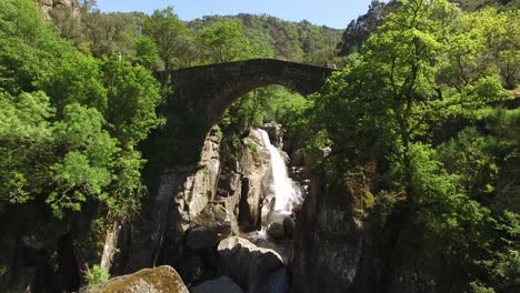 Alte-Brücke-Und-Natürliche-Felsen