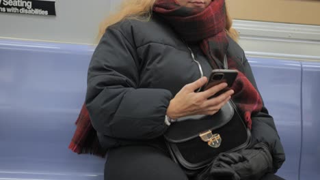 Porträt-Einer-Frau,-Die-In-Der-U-Bahn-Von-London-Sitzt