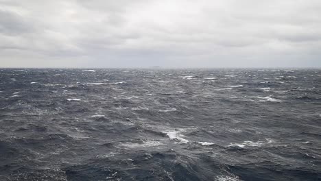 Panoramablick-Auf-Das-Offene-Meer-Mit-Großen-Wellen-An-Bewölkten-Tagen-Mit-Starkem-Wind