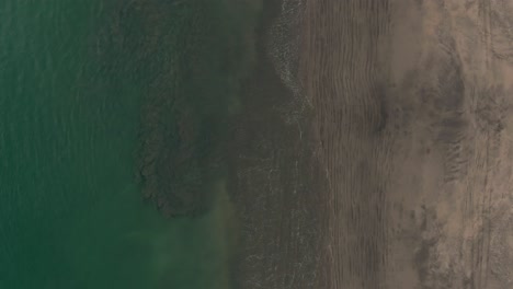 Luftaufnahme-Aus-Der-Vogelperspektive-Von-Grünen-Wellen,-Die-Am-Strand-Von-Costa-Rica-Angespült-Werden