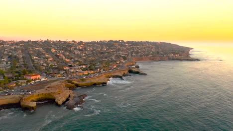 Sunset-Cliffs-coastline-in-San-Diego