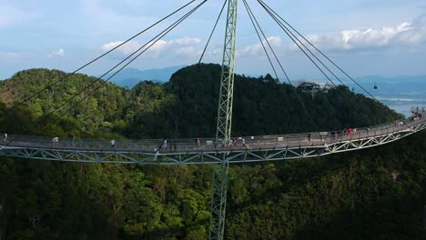 Drohne-Fliegt-In-Richtung-Langkawi-Sky-Bridge-Mit-Seilbahnen-Im-Hintergrund-Auf-Der-Langkawi-Insel-In-Malaysia