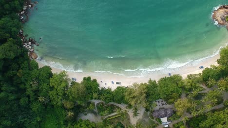 Luftaufnahme-über-Einem-Wunderschönen-Strand-Mit-Türkisfarbenem-Wasser-Zwischen-Einer-Bucht-In-Einem-Resort-Auf-Der-Insel-Pangkor-Im-Westen-Malaysias