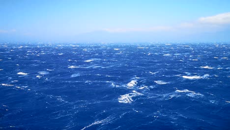Panoramablick-Auf-Das-Offene-Meer-Unter-Blauem-Himmel-Und-Wellen-Mit-Schaumkronen
