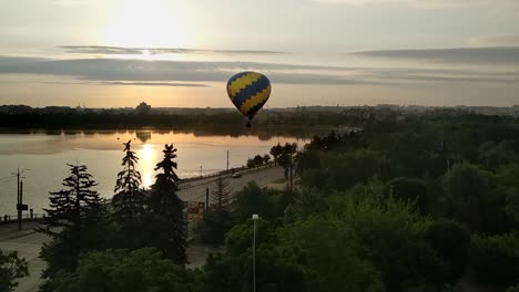 A-balloon-flies-over-the-lake