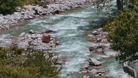 Ganga-Fluss,-Der-In-Einem-Indischen-Dorf-Des-Himalajas-Von-Harschal,-Uttarakhand-Fließt