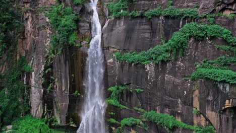 Luftaufnahme-Des-Jogini-wasserfalls-In-Manali,-Himachal-Pradesh---Dröhnender-Jogini-wasserfall