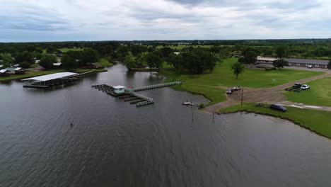 Luftvideo-Nähert-Sich-Dem-Lake-Fork-Resort-Dock-Am-Lake-Fork-In-Texas