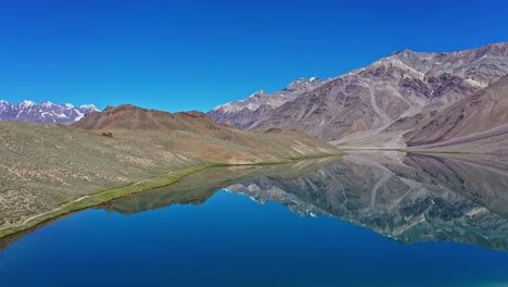 Aerial-moving-forward-shot-of-chandratal-lake-,-spiti-valley