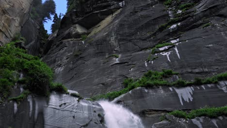 Die-Kamera-Neigt-Sich-Nach-Oben-Und-Enthüllt-Riesige-Jogini-Wasserfälle,-Manali