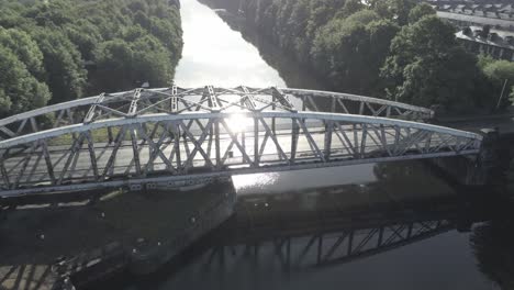 Luftumlaufbahn-Langsam-Direkt-über-Die-Malerische-Alte-Stahltorbogen-Verkehrsbrücke-über-Den-Manchester-Ship-Canal-Crossing