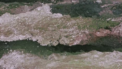 Filmische-Nahaufnahme-Des-Kristallklaren-Wassers-Des-Ganges,-Das-Flussabwärts-Von-Den-Bergen-Im-Dorf-Harschal-Von-Uttarakhand-Fließt