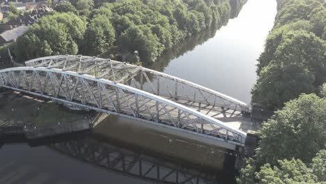 Malerische-Altmodische-Stahlgewölbte-Verkehrsfußbrücke-über-Manchester-Ship-Canal-Bei-Sonnenaufgang-Links