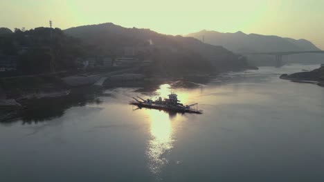 Barco-De-Transporte-En-El-Río-Yangtze,-China,-Exportación-De-Productos-A-Otros-Países,-Plataforma-Aérea-Para-Drones