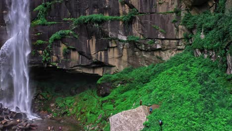 Luftaufnahme-Des-Jogini-wasserfalls-In-Manali,-Himachal-Pradesh---Dröhnender-Jogini-wasserfall