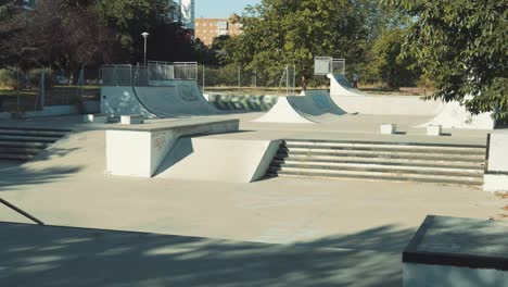 Skatepark-Vacío-Sin-Gente-Durante-El-Cierre-De-Covid-Al-Mediodía