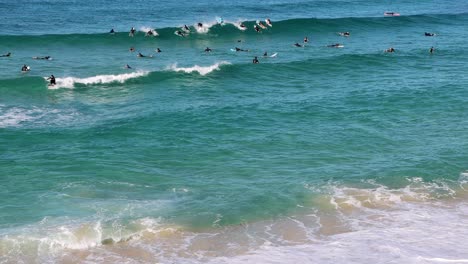 Surfistas-Entrenando-En-La-Playa-De-Bronte-En-Sydney-Australia