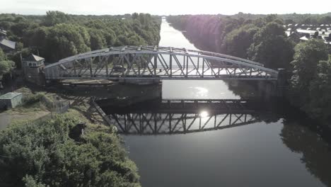 Malerische-Altmodische-Stahlgewölbte-Verkehrsbrücke-Zieht-Sich-Bei-Sonnenaufgang-Vom-Manchester-Ship-Canal-Zurück