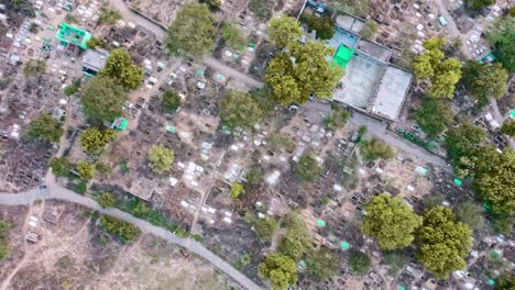 UHD-Drohnenaufnahmen-Eines-Muslimischen-Friedhofs-In-Agra,-Indien