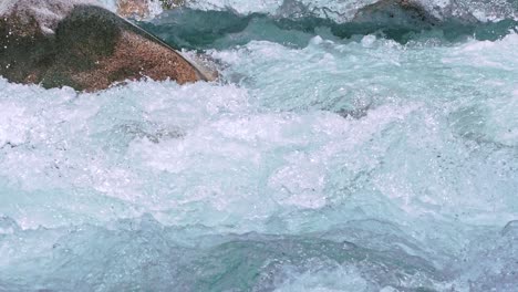 Filmische-Slo-Mo-Aufnahme-Des-Kristallklaren-Wassers-Des-Ganges,-Das-Flussabwärts-Von-Den-Bergen-Im-Dorf-Harshal-In-Uttarakhand-Fließt