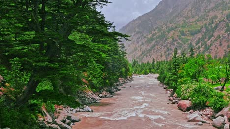 Filmische-Aufnahme-Des-Flusswassers-Des-Ganges,-Das-Flussabwärts-Von-Den-Bergen-Im-Dorf-Harschal-In-Uttarakhand-Fließt