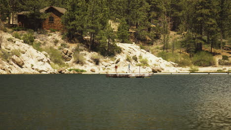 Schwimmendes-Tauchfloß,-Ohne-Dass-Jemand-Im-Big-Bear-Lake-Treibt