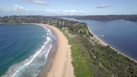 Looking-at-the-two-beaches-of-Palm-Beach-in-the-Northern-Beaches-of-Sydney