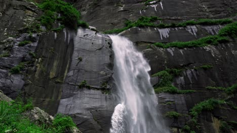 Camera-tilting-up-revealing-huge-jogini-waterfalls-,-manali