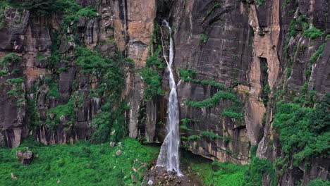 Vista-Aérea-De-La-Cascada-Jogini-En-Manali,-Himachal-Pradesh---Cascada-Jogini-Zumbante