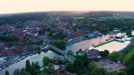 Aerial-view-of-the-amazing-landscape-with-the-River-Thames-in-Henley-on-Thames,-England