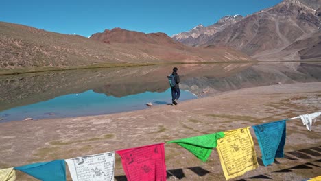 Un-Viajero-Caminando-Por-Un-Enorme-Lago-Himalaya-En-Búsqueda-Espiritual