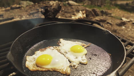 Close-Up-cooker-uses-spatula-to-peel-fried-eggs-from-the-frying-pan
