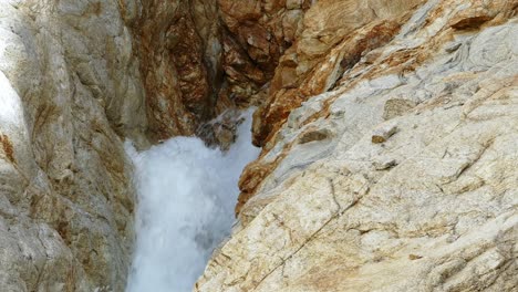 Kleine-Wasserfälle,-Die-Aus-Wasser-Gebildet-Werden,-Das-Von-Gletschern-Der-Gangotri-Region-Kommt---Ein-Teil-Des-Ganges-In-Indien