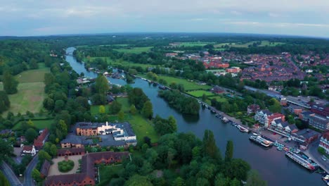 Aerial-view-with-drone-of-the-amazing-landscape-with-the-River-Thames-in-Henley-on-Thames,-England