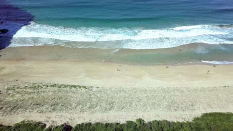 Wellen,-Die-Auf-Einen-Nicht-Sehr-überfüllten-Strand-In-Sydney,-Australien,-Schlagen