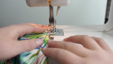 Woman-using-a-sewing-machine---4K